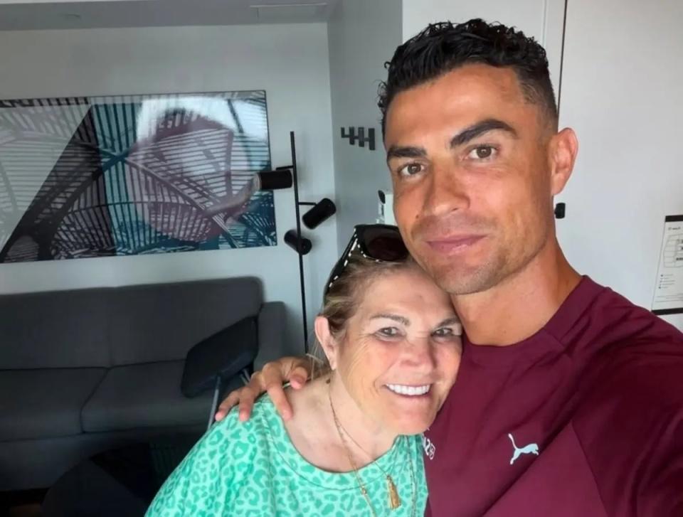 母亲为C罗发声：我被气哭了！他没得到尊重 本可昂首离开却走小门